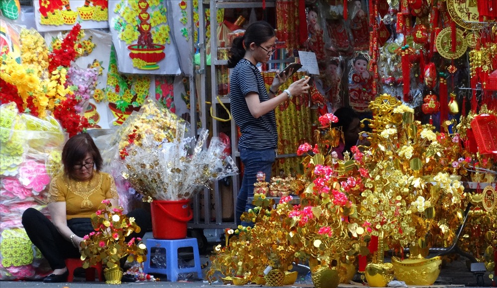 Các tiểu thương đang tranh thủ hoàn thành sản phẩm ở những khâu cuối cùng để kịp bán