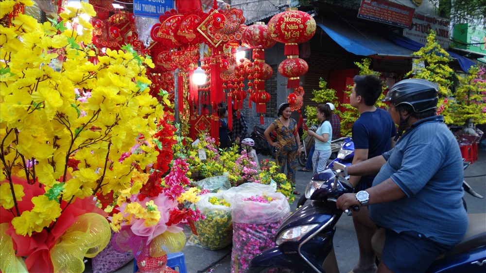 Các nhân viên bán hàng tất bật vì nhiều khách đến mua.