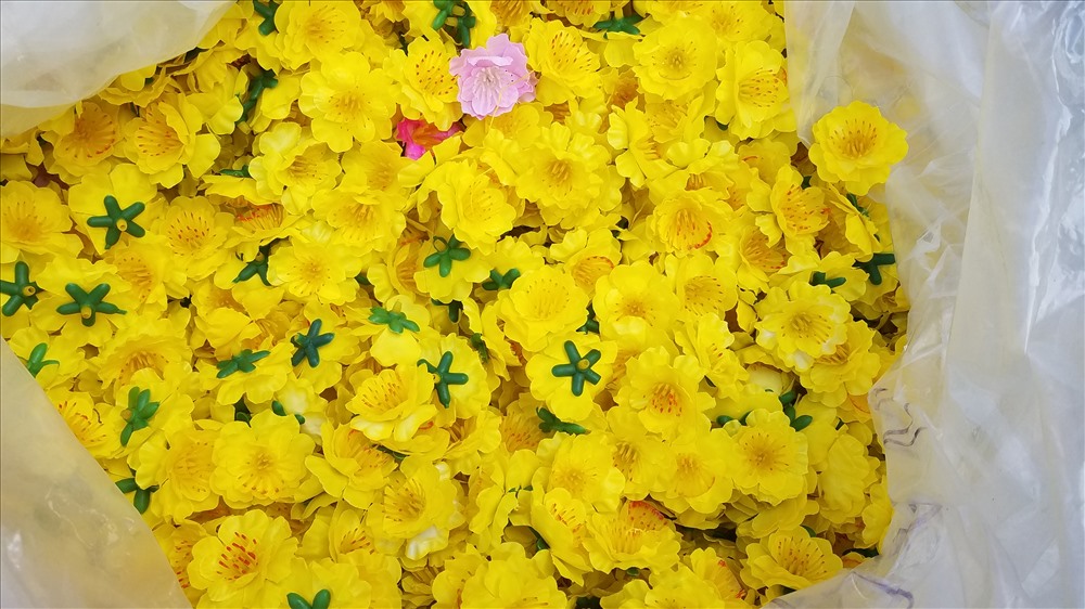 Hoa mai làm bằng vải cũng là mặt hàng hút khách. Qua nhiều năm cải tiến, hoa mai làm bằng vải ngày càng đa dạng, nhìn xa không khác hoa thật.