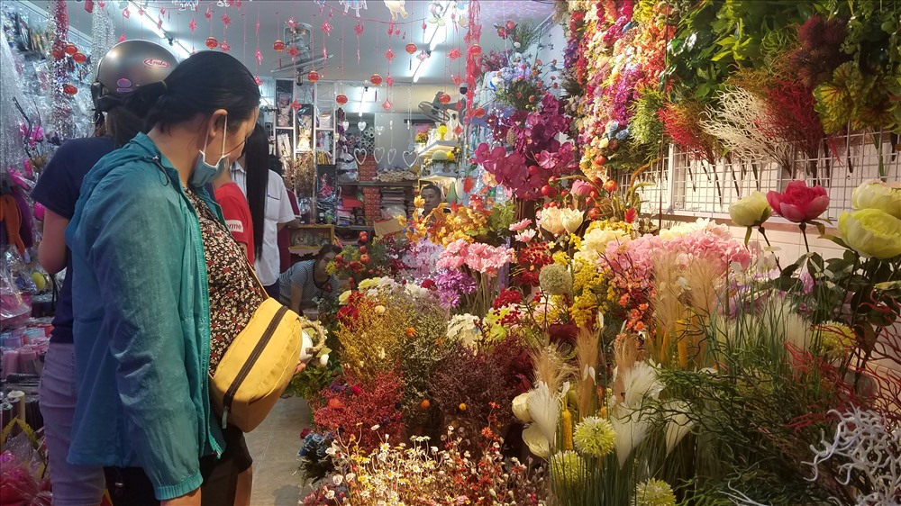 Mặt hàng hoa giả cũng thu hút sự quan tâm của nhiều khách tới đây