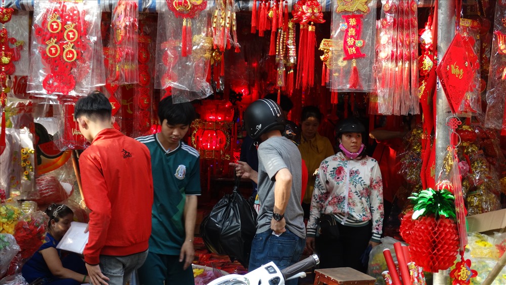 Những ngày qua tấp nập người qua lại bởi nơi đây là điểm bán hàng trang trí Tết lớn nhất TP HCM.
