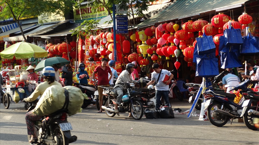 Dọc tuyến đường Hải Thượng Lãn Ông, các cửa hàng hai bên đường treo những vật phẩm mang màu sắc đỏ tươi.