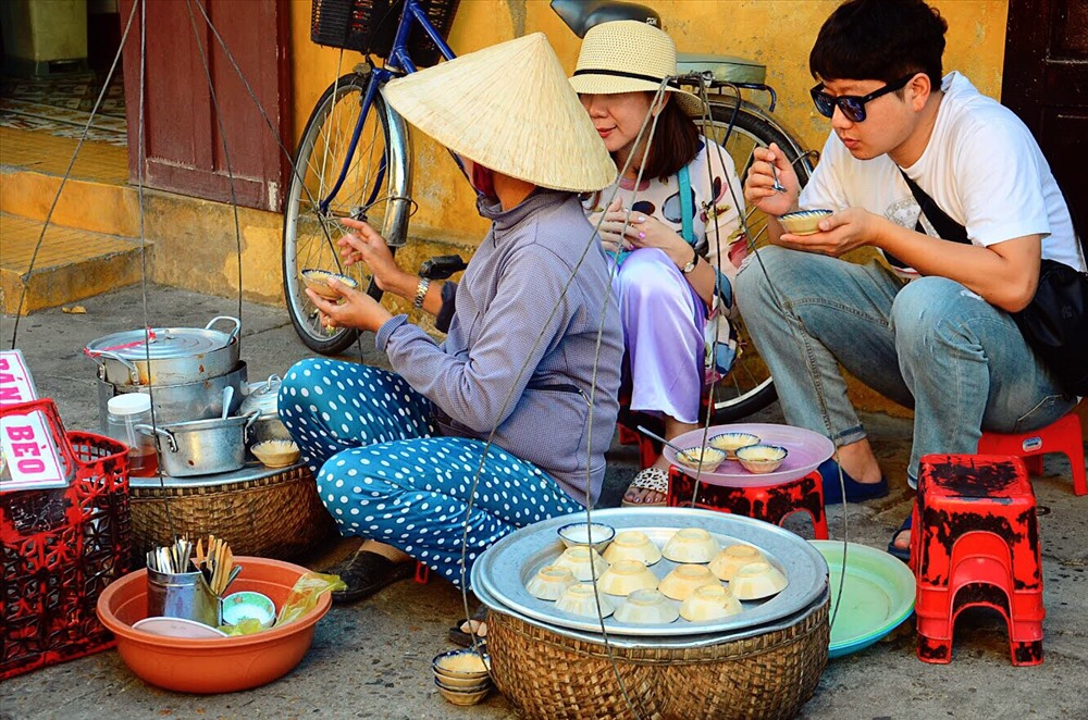 Du khách thưởng thức món ăn vừa được nghe những câu chuyện. Ảnh: Tường Quyên