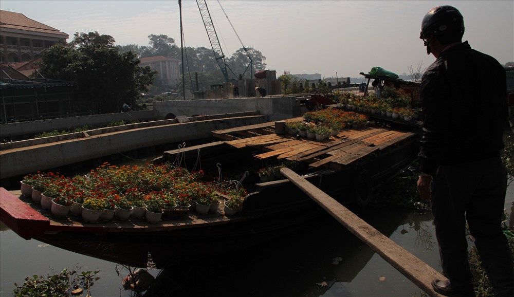 Những chiếc thuyền đầy ắp hoa đã cập bến Bạch Đằng ở Bình Dương.
