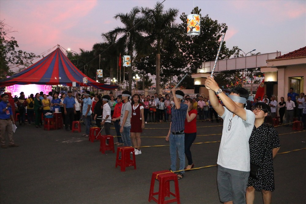 Trò chơi dân gian tại Tết sum vầy được đông đảo CN tham gia. Ảnh: C.H