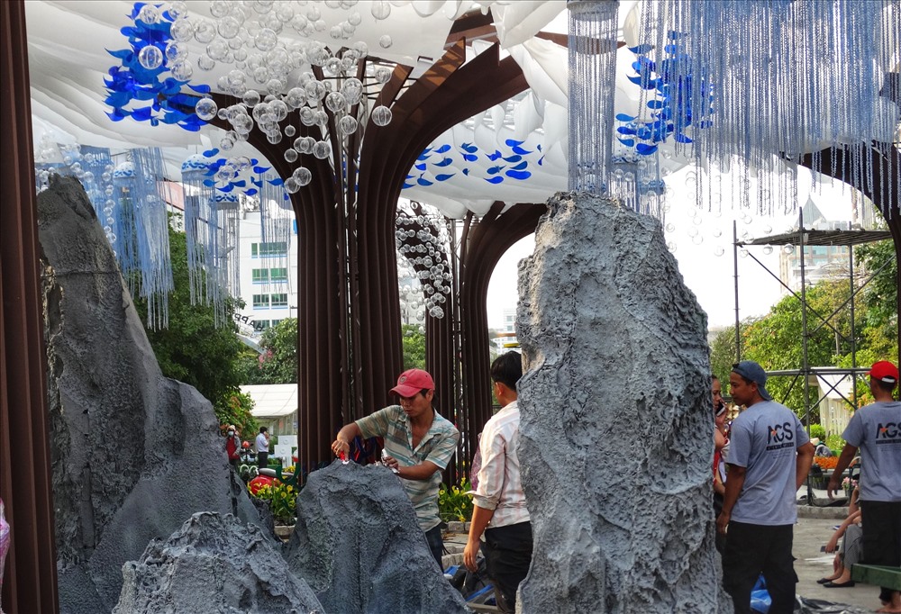 Mô hình thác nước đang được lắp đặt trước ngày khai mạc đường hoa.