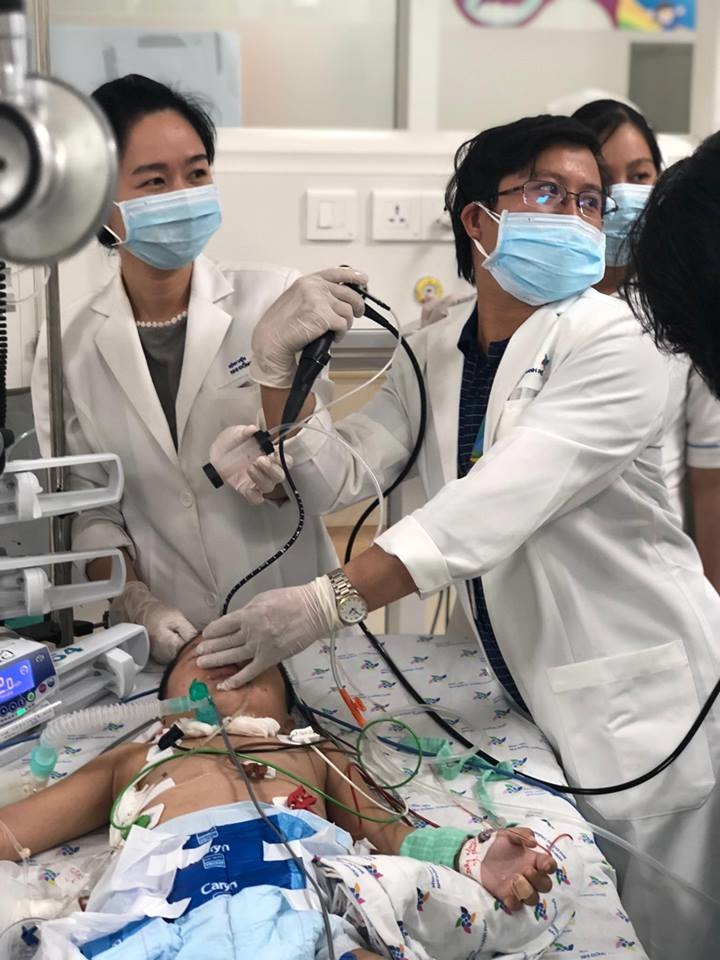 Các bác sĩ điều trị cho trẻ hóc dị vật, ảnh: bệnh viện nhi đồng thành phố