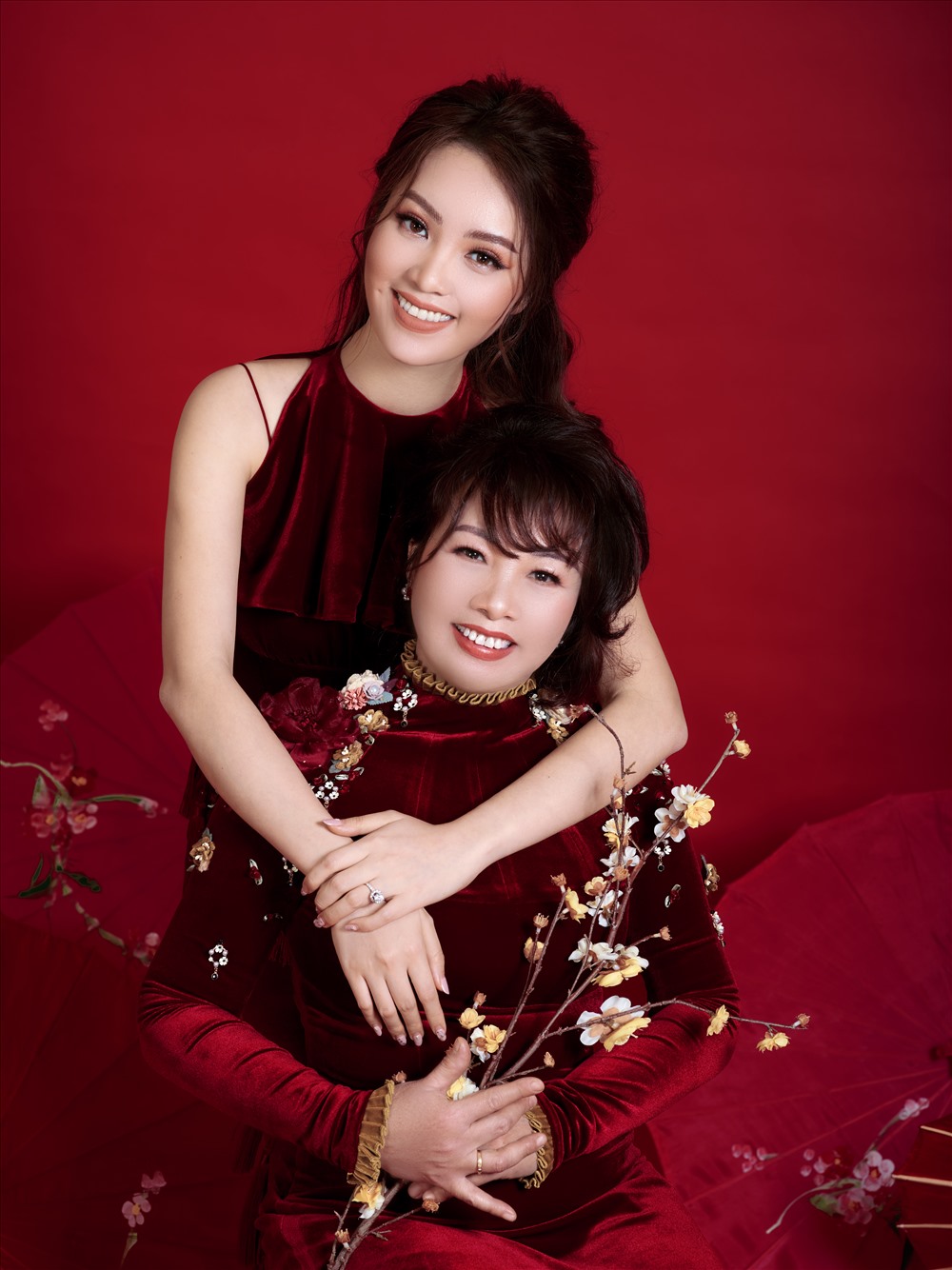 Nhân dịp Tết, Á hậu Thụy Vân chụp hình kỷ niệm cùng mẹ ruột - “hậu phương” vững chắc của cô.