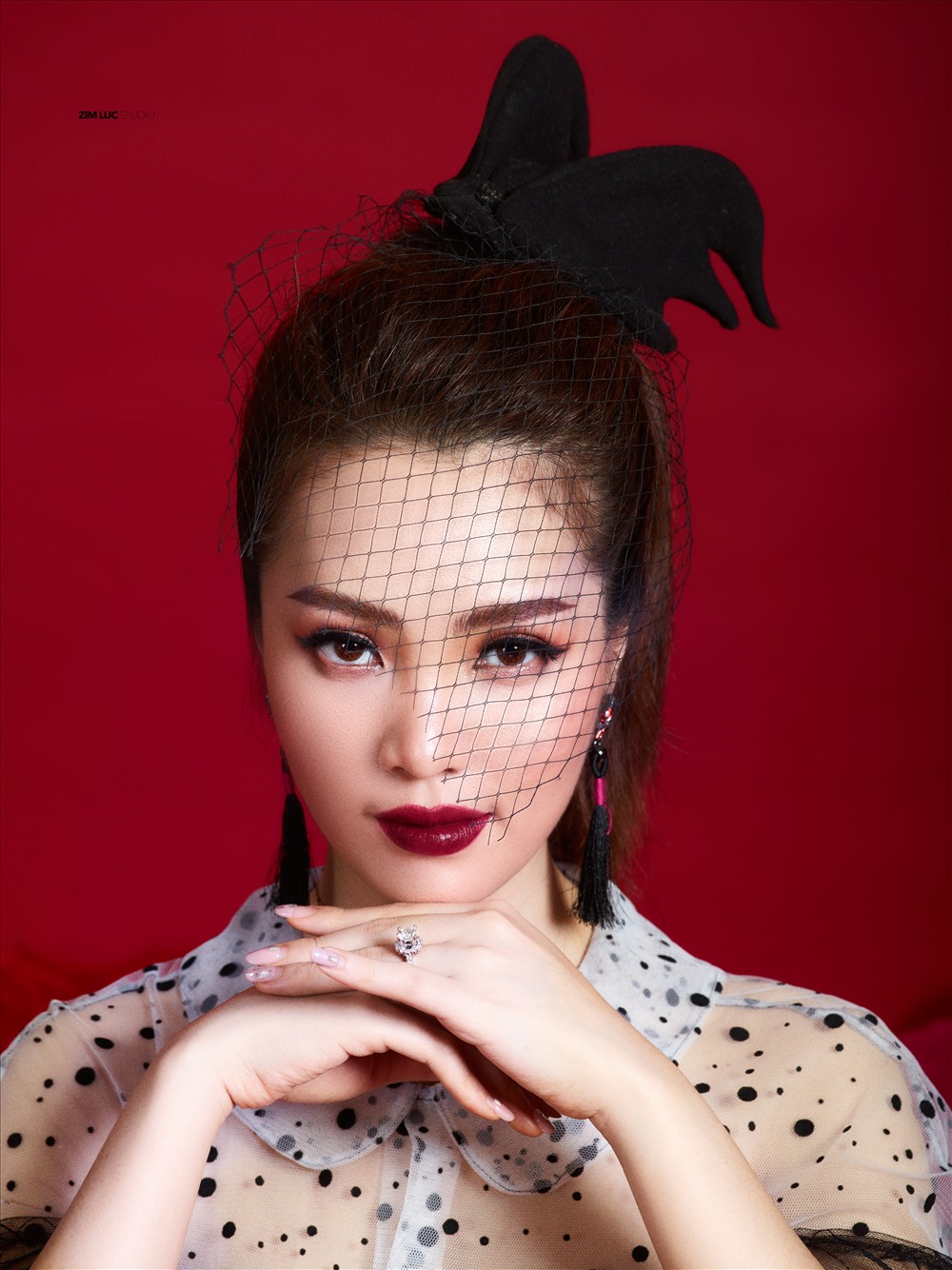 Cả gia đình người đẹp dự định đi du lịch nghỉ dưỡng tại một bãi biển đầy nắng ấm.