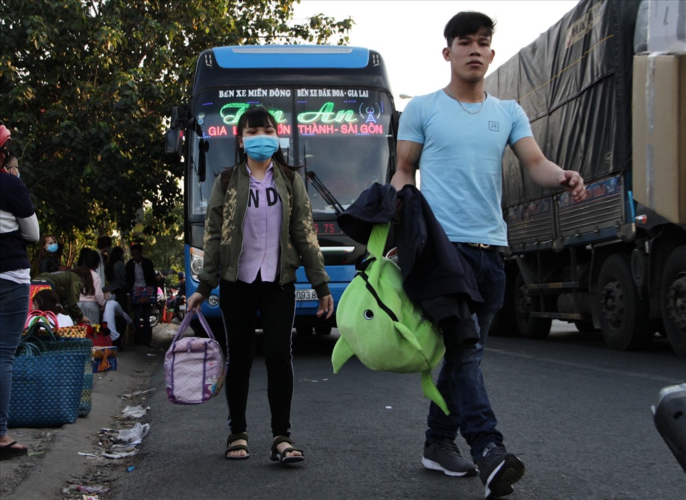 Xe tới người dân tất tưởi chạy theo.