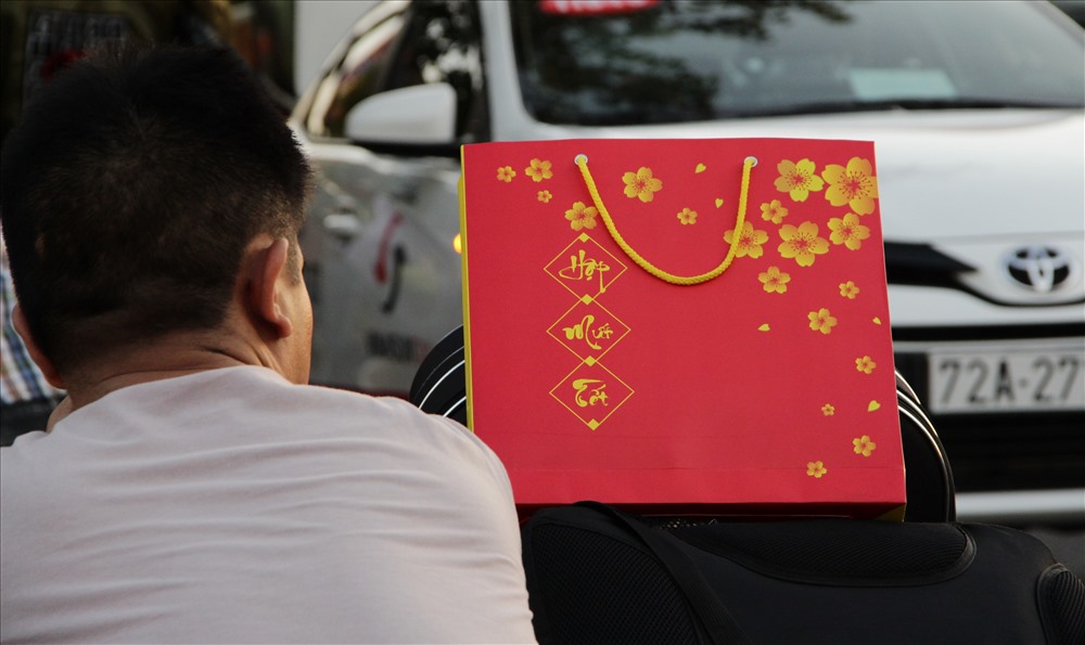 Qùa tết giản dị là những hộp mứt, thùng bia mang về quê.