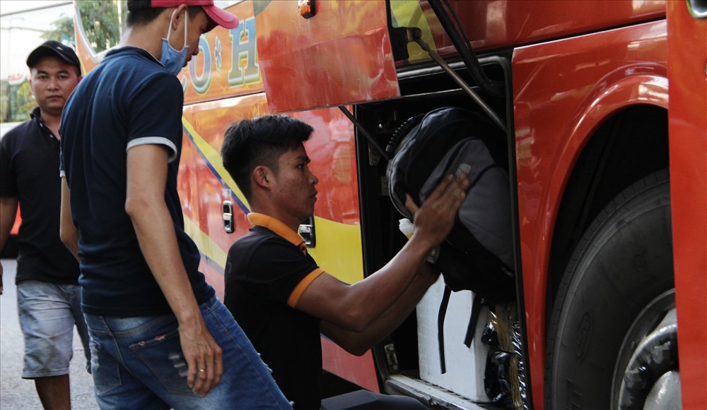 Lơ xe phụ xếp đồ cho khách.