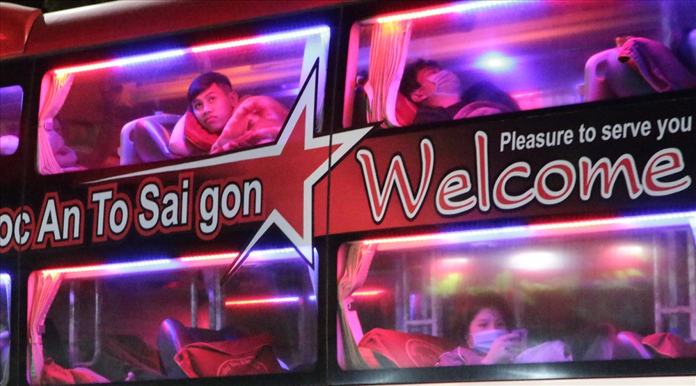 Những người đã lên được xe chỉ cần ngủ một giấc sáng mai là về tới nhà.