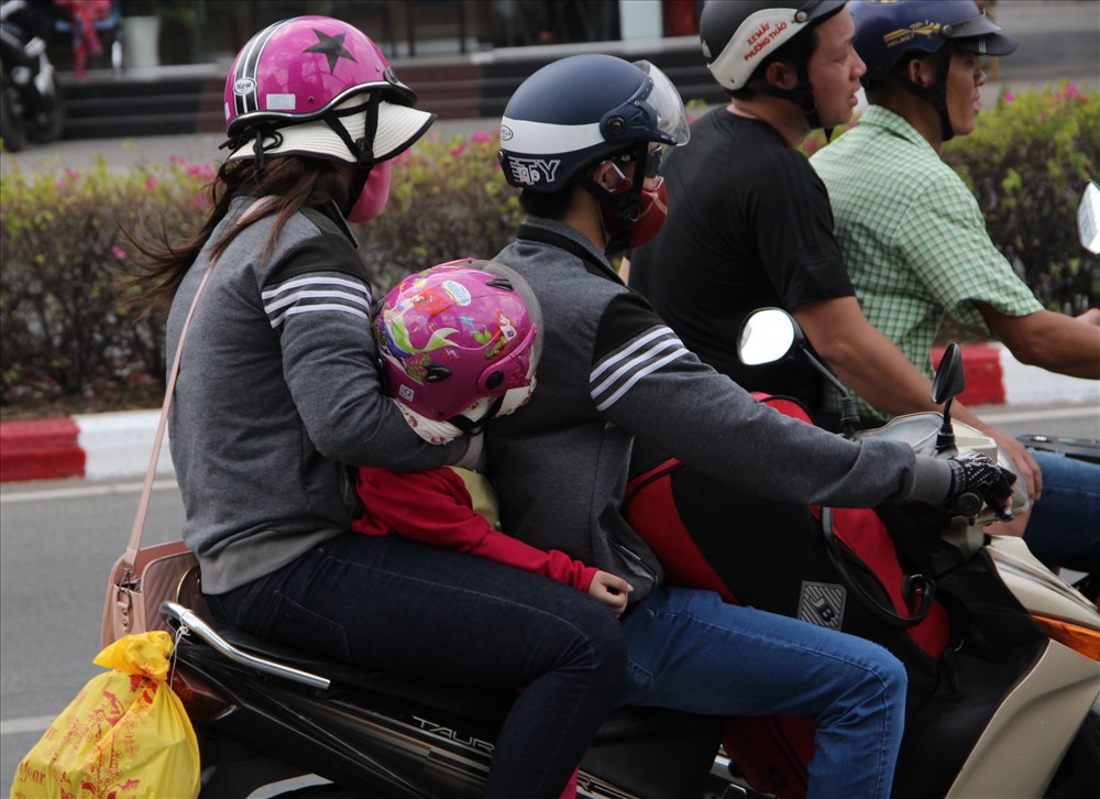 Đường xa, những em nhỏ ngủ mệt trên tay mẹ trong khi xe vẫn lăn bánh.