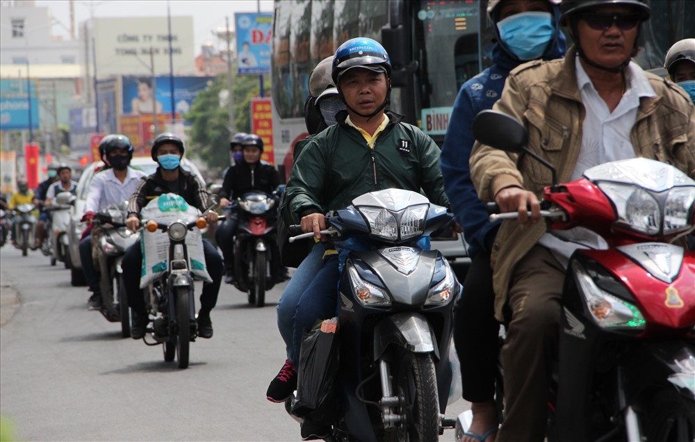 Dòng người đi xe máy về quê đón Tết.