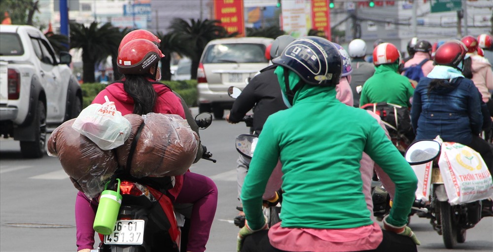 Người phụ nữ mang theo món quà về nhà là con gấu bông.