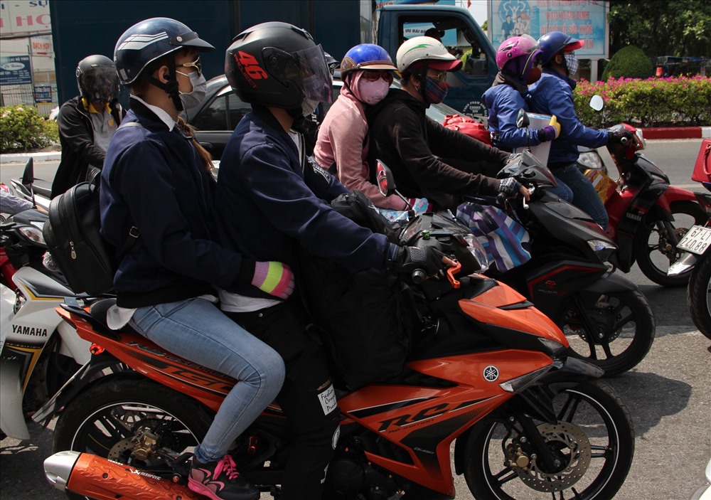 Người dân đội nón bảo hiểm, che kín đảm để khởi hành chinh phục chặng đường về quê.