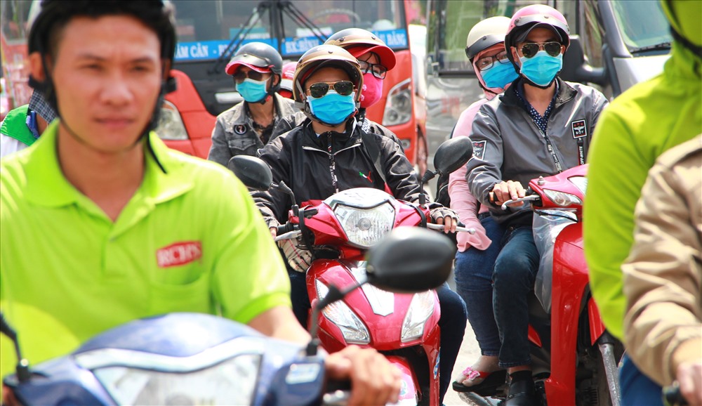 Ngày 26 Tết nhiều công ty cho người lao động nghỉ việc nên mỗi lúc đường quốc lộ 13 đông hơn.