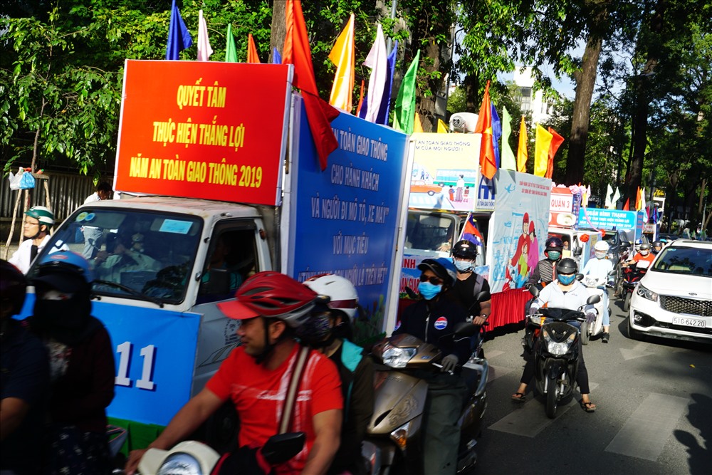 Lực lượng CSGT, đoàn xe của các quận huyện diễu hành hưởng ứng Năm an toàn giao thông 2019.