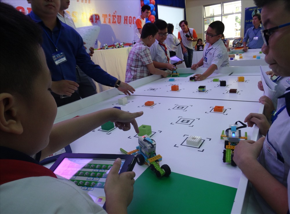 Lấy vi dụ những khối logo là những thiết bị vệ tinh bị hư hỏng trong vũ trụ, các bạn học sinh có nhiệm vụ dùng những chú robot do minh lắp ráp để thu gom các vệ tinh hư hỏng và đưa về khu vực tái chế.