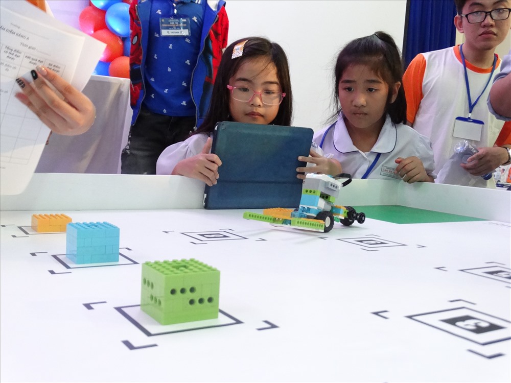 Không chỉ riêng các bạn nam mà các bạn nữ cũng đam mê về robot
