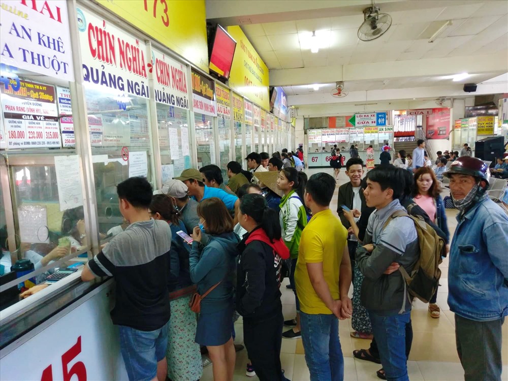 Hành khách xếp hàng chờ mua vé xe thương hiệu.