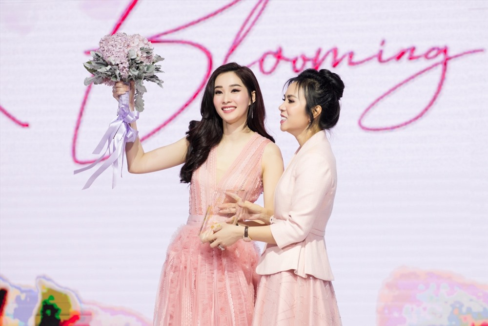 Thời gian này, Hoa hậu dành phần lớn thời gian chăm sóc con gái nhỏ cũng như phụ giúp chồng kinh doanh.
