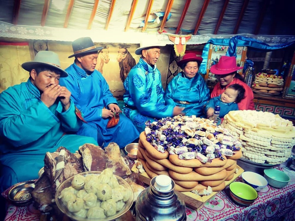 Một bàn Tsagaan Sar: uutz (cừu luộc nguyên con), buuz (bánh báo thịt), một tháp bánh mì với kẹo trên đỉnh, một tháp aaruul với các sản phẩm sữa khác nhau trên đầu và rất nhiều suutei (trà sữa muối). Ảnh: Alice Chang