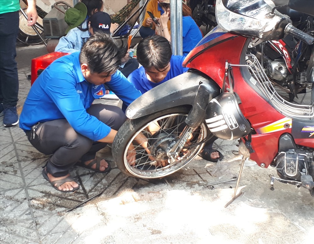 Nếu xe bị hư, đội tình nguyện sẽ sửa xe cho du khách.