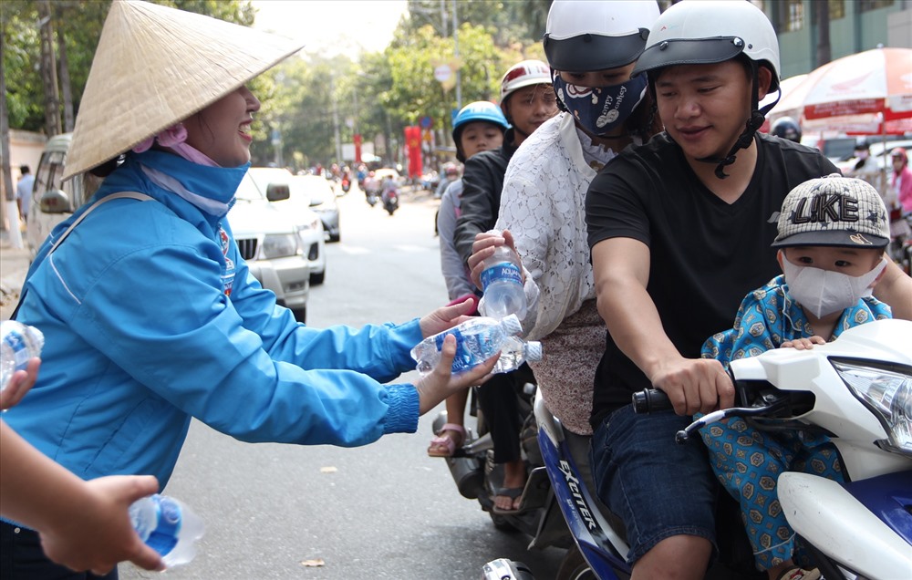 Nước suối được phát miễn phí cho người dân đi lễ.