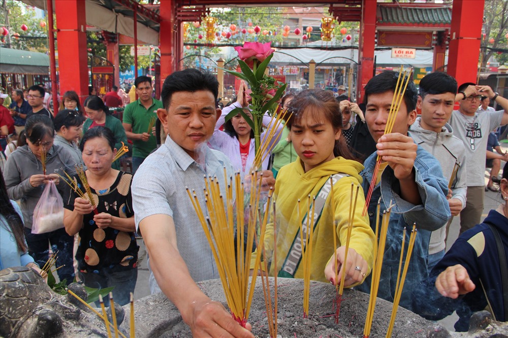 Du khách thập phương đi lễ ở miếu Bà Thiên Hậu tại TP Thủ Dầu Một.