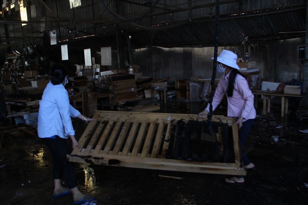 Sau khi đám cháy được khống chế, công nhân của công ty vào khắc phục sự cố.
