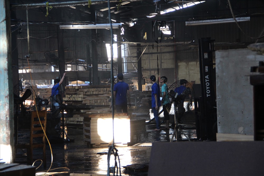 Sau khi đám cháy được khống chế, công nhân của công ty vào khắc phục sự cố.