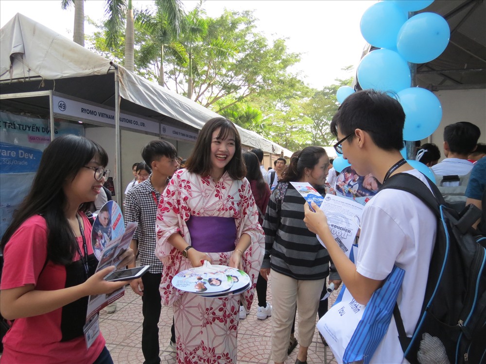 Sinh viên tìm kiếm cơ hội việc làm tại một ngày hội giới thiệu việc làm - Ảnh: L.T