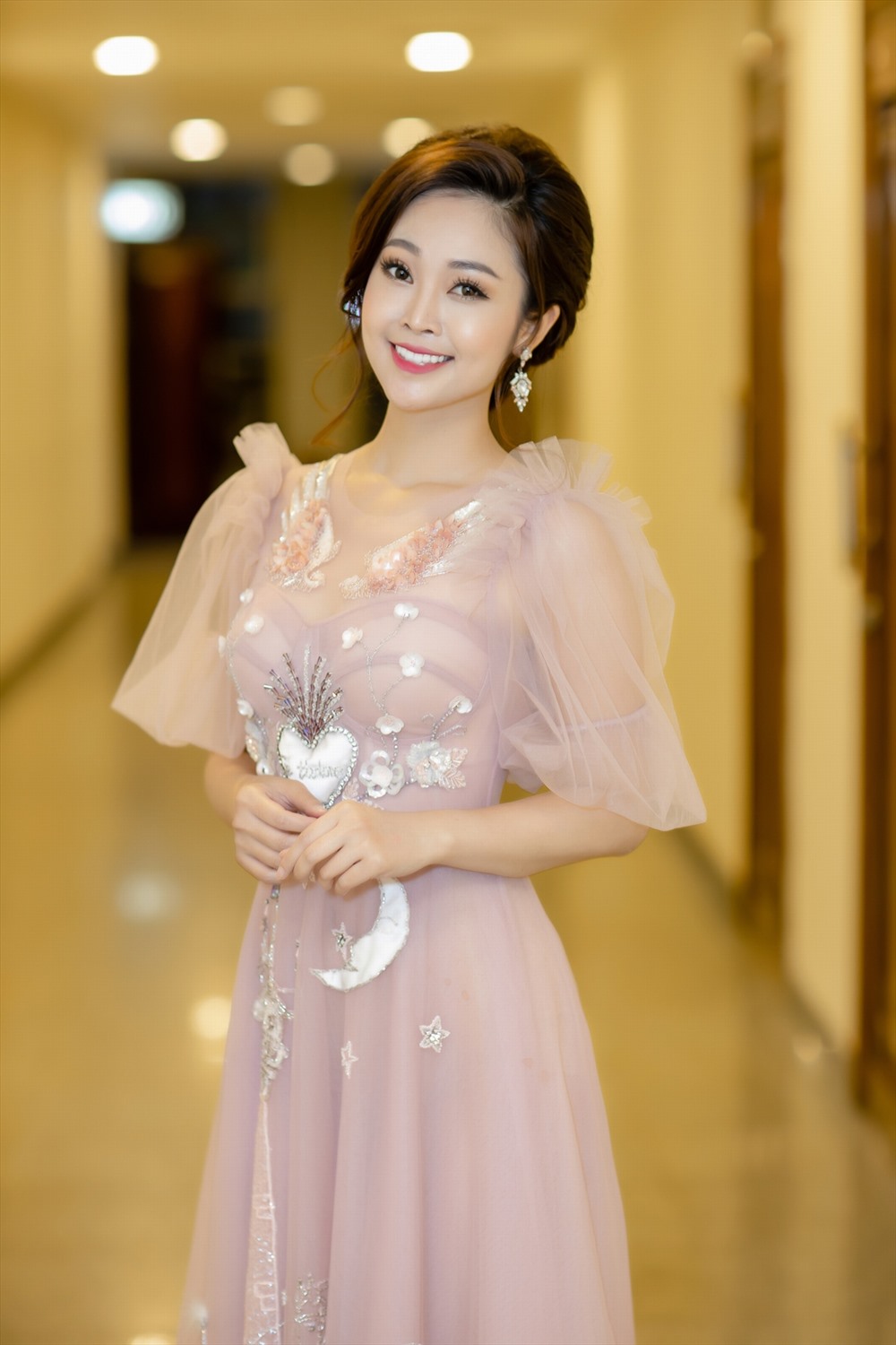 MC Thuỳ Linh sở hữu nét đẹp duyên dáng, trong trẻo. Ảnh: Thành Đạt.