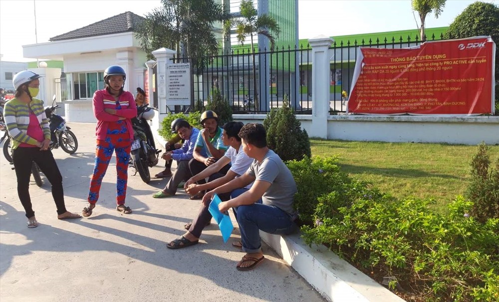 Công nhân mang hồ sơ đến một doanh nghiệp tại KCN Đại Đăng ứng tuyển.