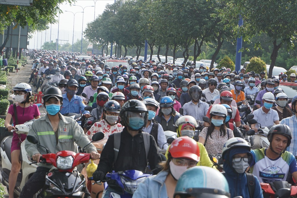 Trời nắng nóng, nhiều người ra đường trang bị khẩu trang, áo dài tay để tránh bị bỏng rát