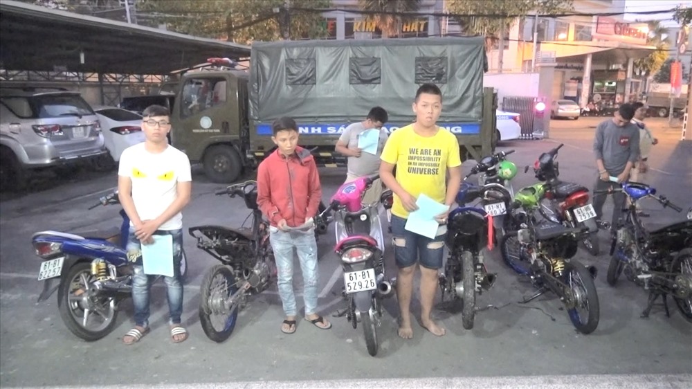 Công an bắt nhóm đối tượng đua xe trái phép đêm lễ hội rằm tháng giêng.