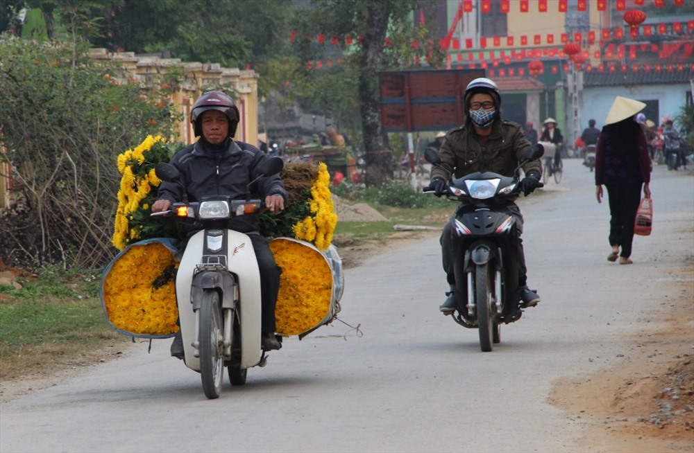 Từ sáng sớm người dân đã đưa hoa ra chợ.