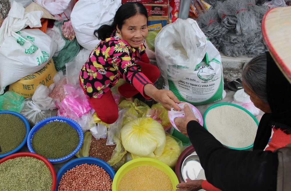Điểm bán gạo nếp, đậu, lạc.