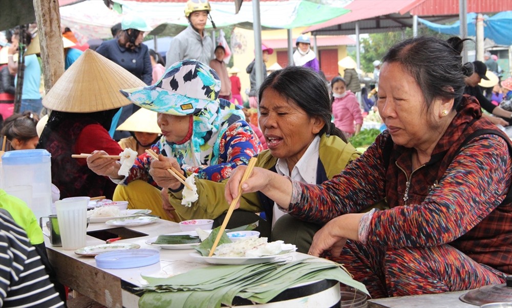 Khi đói bụng, người dân cớ thể vào hàng bánh cuốn, bánh xèo ở chợ ăn.