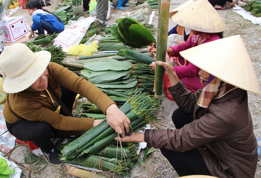 Tại khu hàng lá, người dân lựa bó lá dong để về gói bánh chưng, bánh răng bừa.