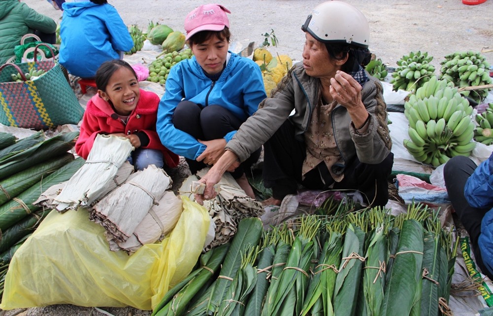 Trẻ nhỏ vui cười được đi chợ tết cùng mẹ.