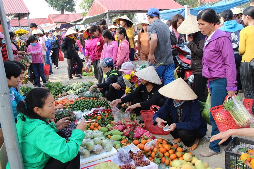 Đến 7h30 người dân tấp nập đi mua sắm đồ tết.