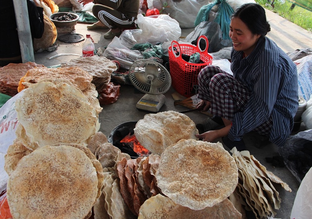 Chợ tết, ai cũng vui cười.