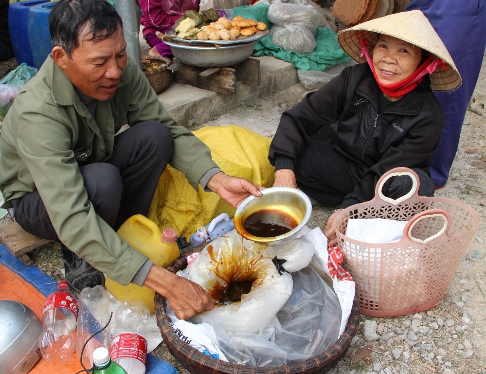 Còn đây là hàng mật mía. Mật mía là nguyên liệu chính để làm món bánh mật. Ngoài ra có thể sử dụng mật mía để chấm bánh chưng.