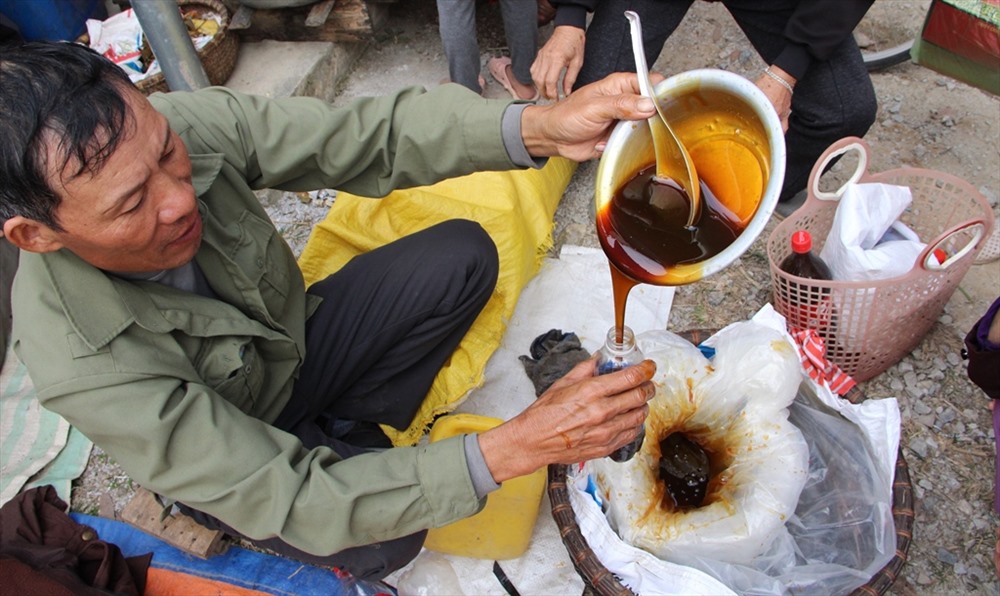 Còn đây là hàng mật mía. Mật mía là nguyên liệu chính để làm món bánh mật. Ngoài ra có thể sử dụng mật mía để chấm bánh chưng.