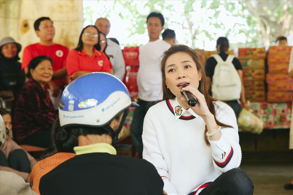 Mỹ Tâm còn hát tặng các cụ già những ca khúc đang rất được yêu thích của mình hiện nay.
