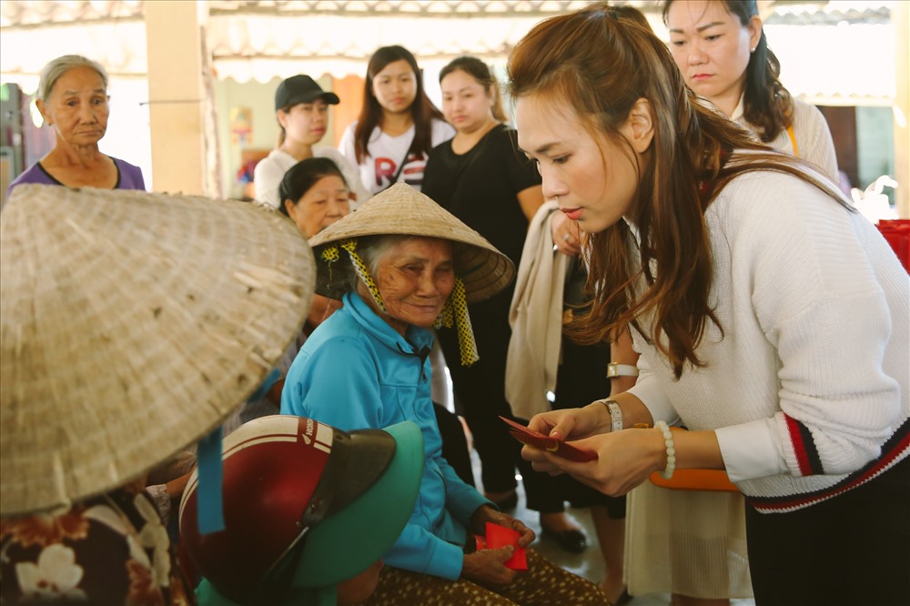 Mỹ Tâm còn thực hiện chuyến từ thiện tại quê hương.