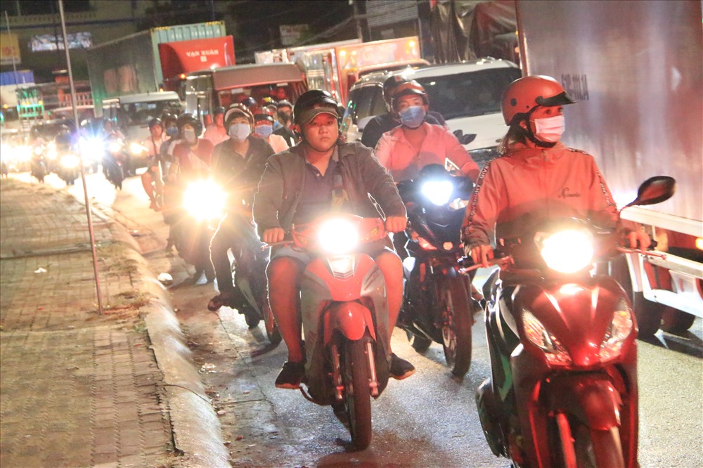 Vụ tai nạn khiến giao thông trên quốc lộ 13 bị ùn tắc kéo dài.